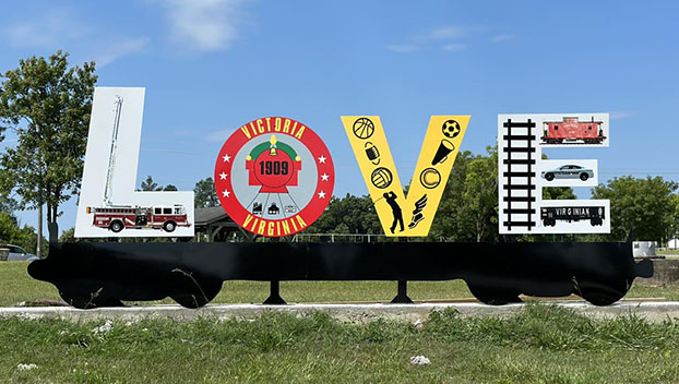 Town of Victoria LOVE sign